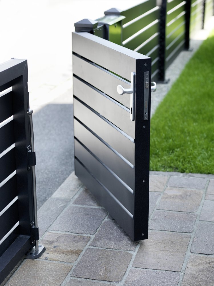 https://www.creativ-zaun-design.at/wp-content/uploads/2021/10/alu_aluminium_zaun_aluminium-zaun_fabio_querlatte_triest_schlicht_modern_montage_fluegeltor_schiebetor_zaunfeld_gehtuere_stakete_balkon_gelaender_latte_sichtschutz_blickdicht28.jpg